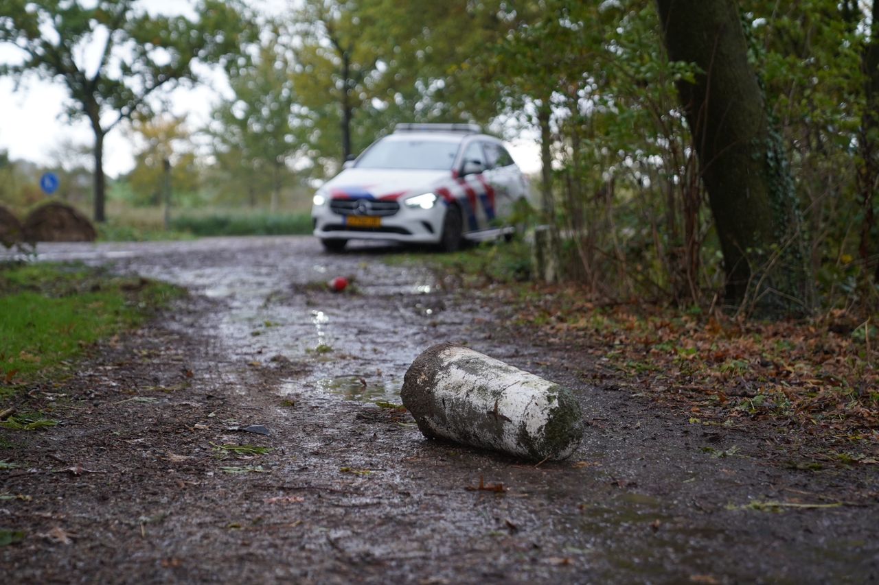 De automobilist reed een paaltje uit de grond (foto: Bart Meesters/Persbureau Heitink).