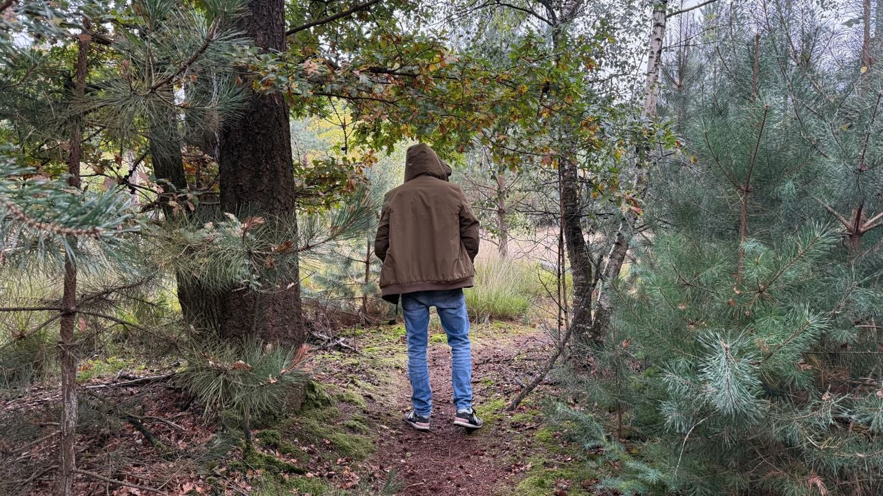 Ruud laat de ontmoetingsplek in Berghem zien (foto: Megan Hanegraaf).