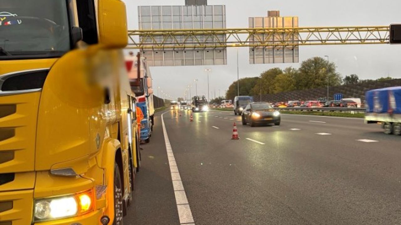De bandenspecialist is druk aan het werk (foto: Rijkswaterstaat Verkeersinformatie).