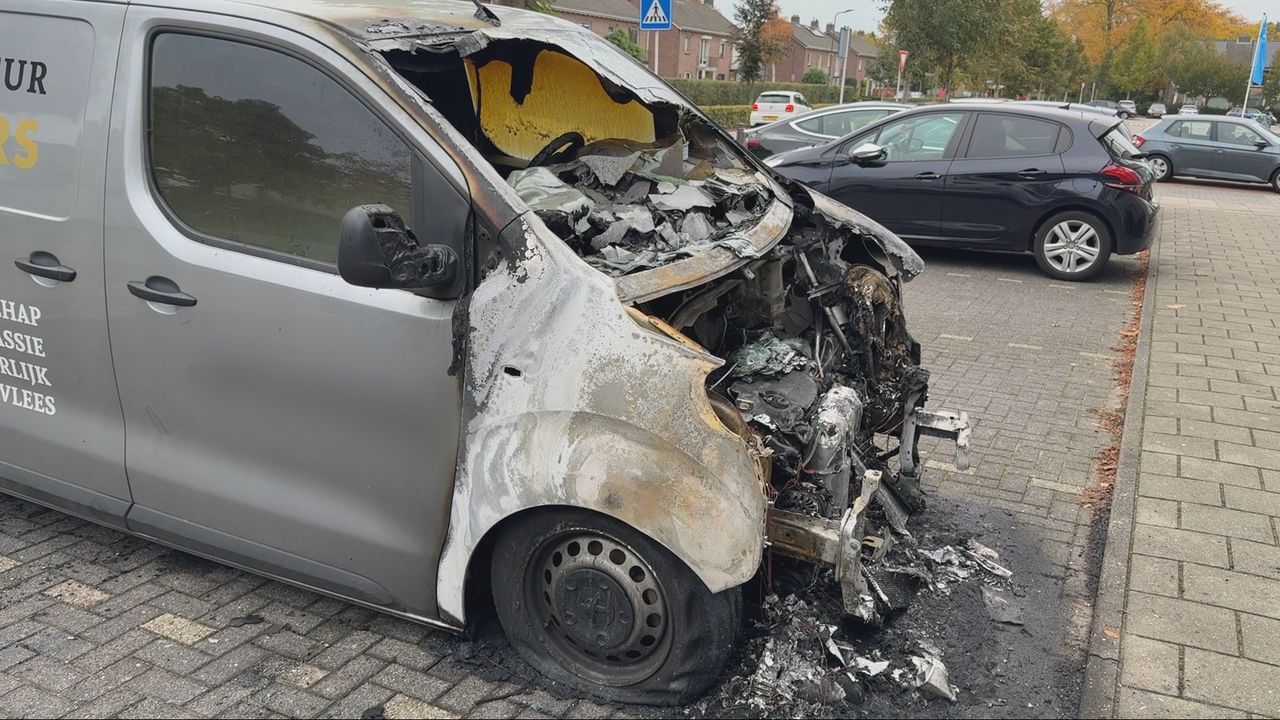 De tweede uitgebrande bestelbus (Foto: Omroep Brabant)