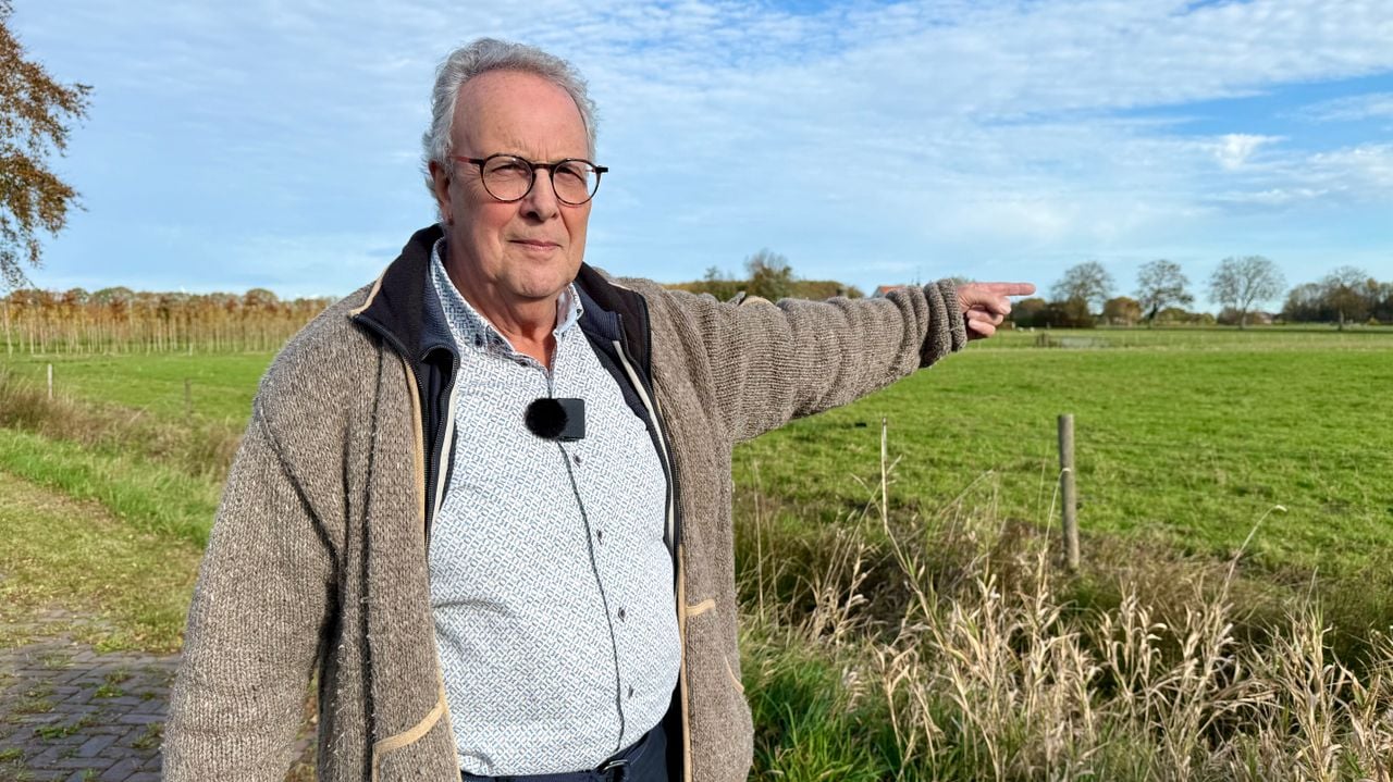 Karel Bartelen wijst de plek aan waar de 'dondersteen' werd gevonden (foto: Erik Peeters).