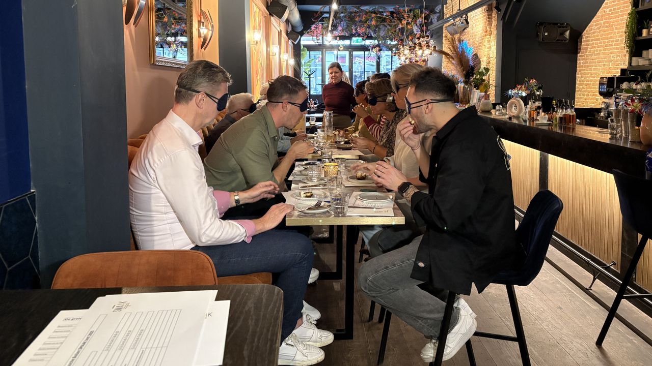 Met een blinddoek op mochten de deelnemers hun smaakpapillen laten werken (foto: Wilco Zonneveld / Omroep Brabant).