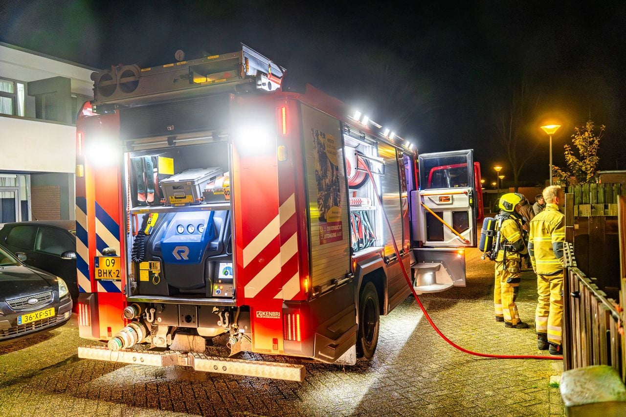 De brandweer had het vuur aan de Schapendreef in Oss snel onder controle (foto: Lucas Lammers/Persbureau Heitink).