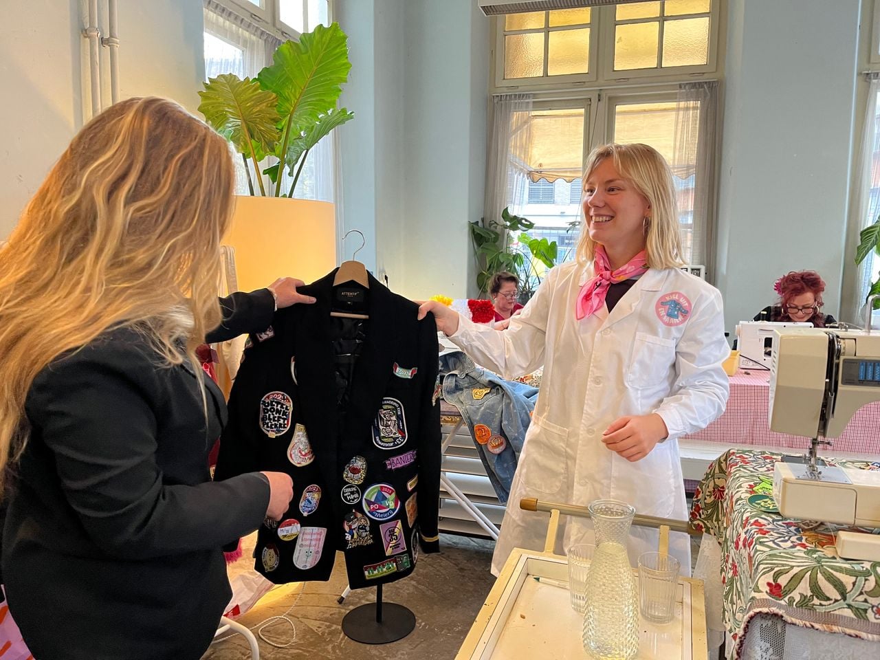 Manou neemt alle jasjes van bezoekers in ontvangst (foto: Megan Hanegraaf).