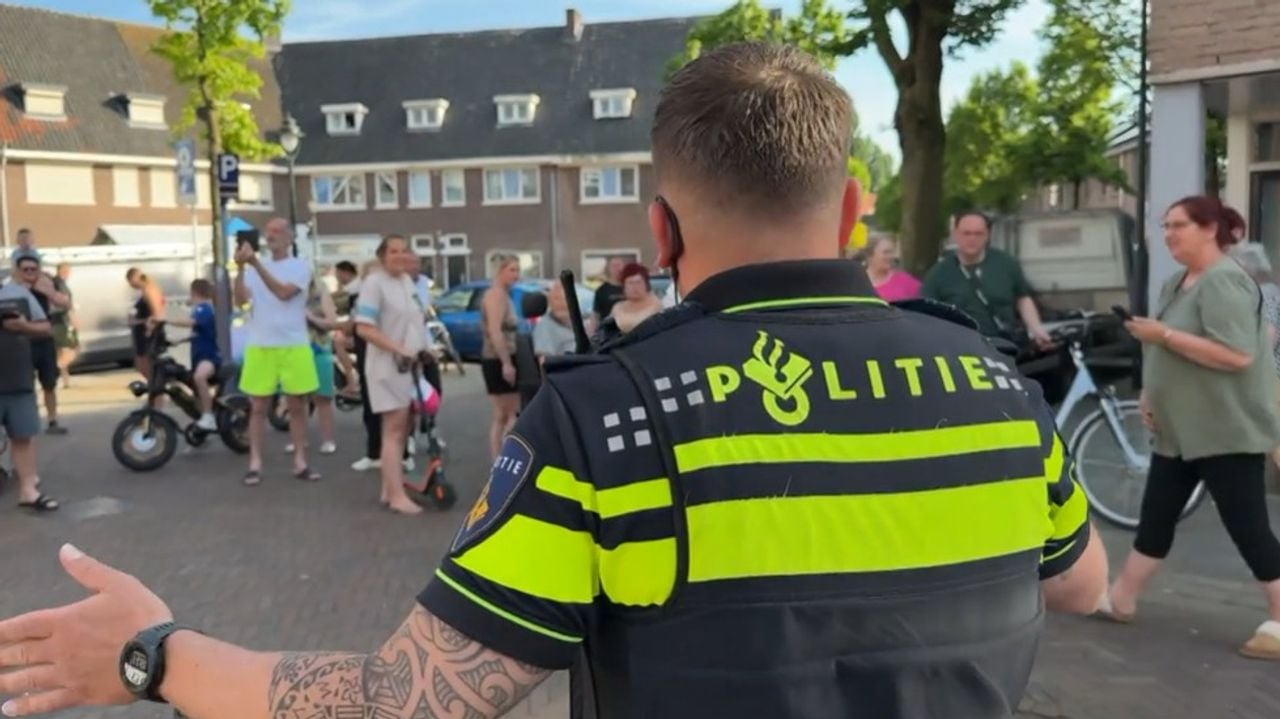 Danny stuurt de menigte weg (foto: Omroep Brabant).