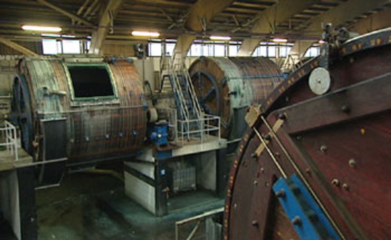 Machines in de fabriek van Ecco voor de brand (foto: Omroep Brabant).