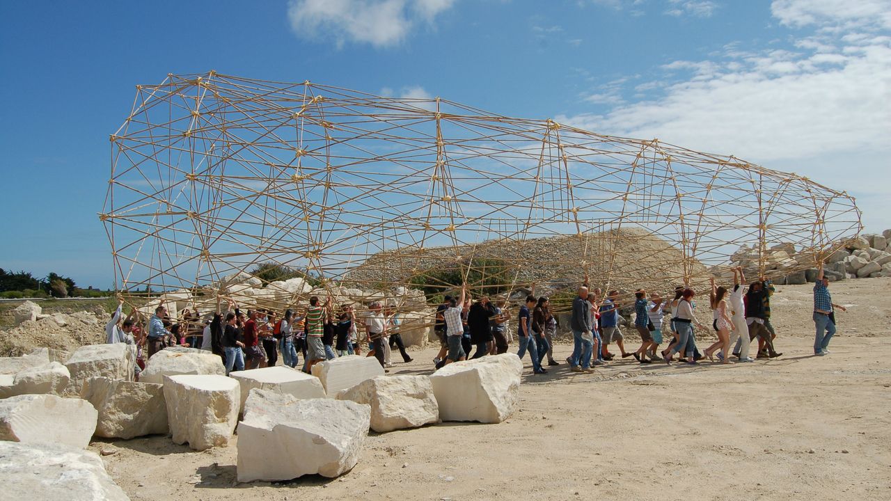 Antoon Versteegde staat bekend om zijn grote bouwwerken van bamboe 