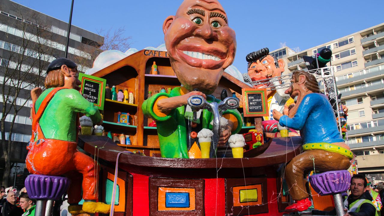 Aan de toog in de Tilburgse opstoet (foto: Twan Spierts)