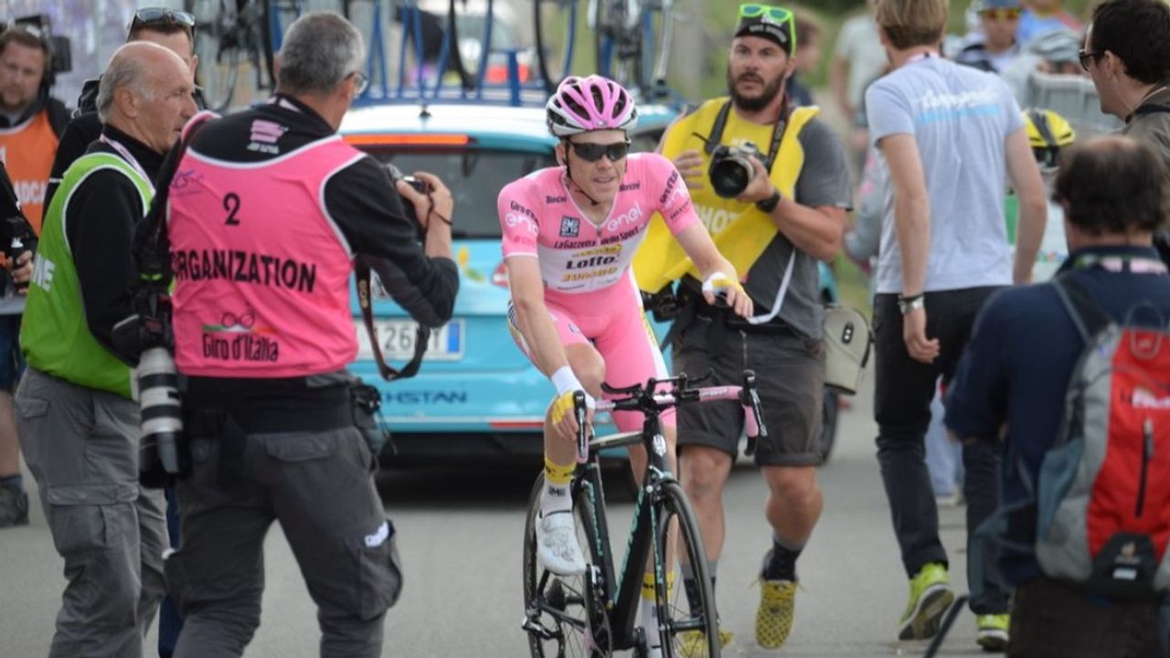 Kruijswijk in de leiderstrui tijdens de Giro in 2016