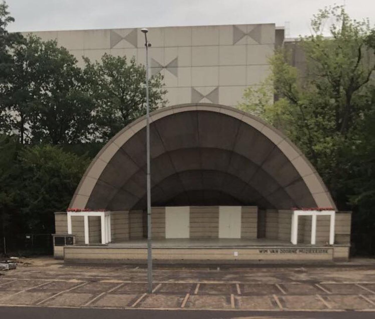 Poppodium Van Doorne Kiosk, met lantaarnpaal.