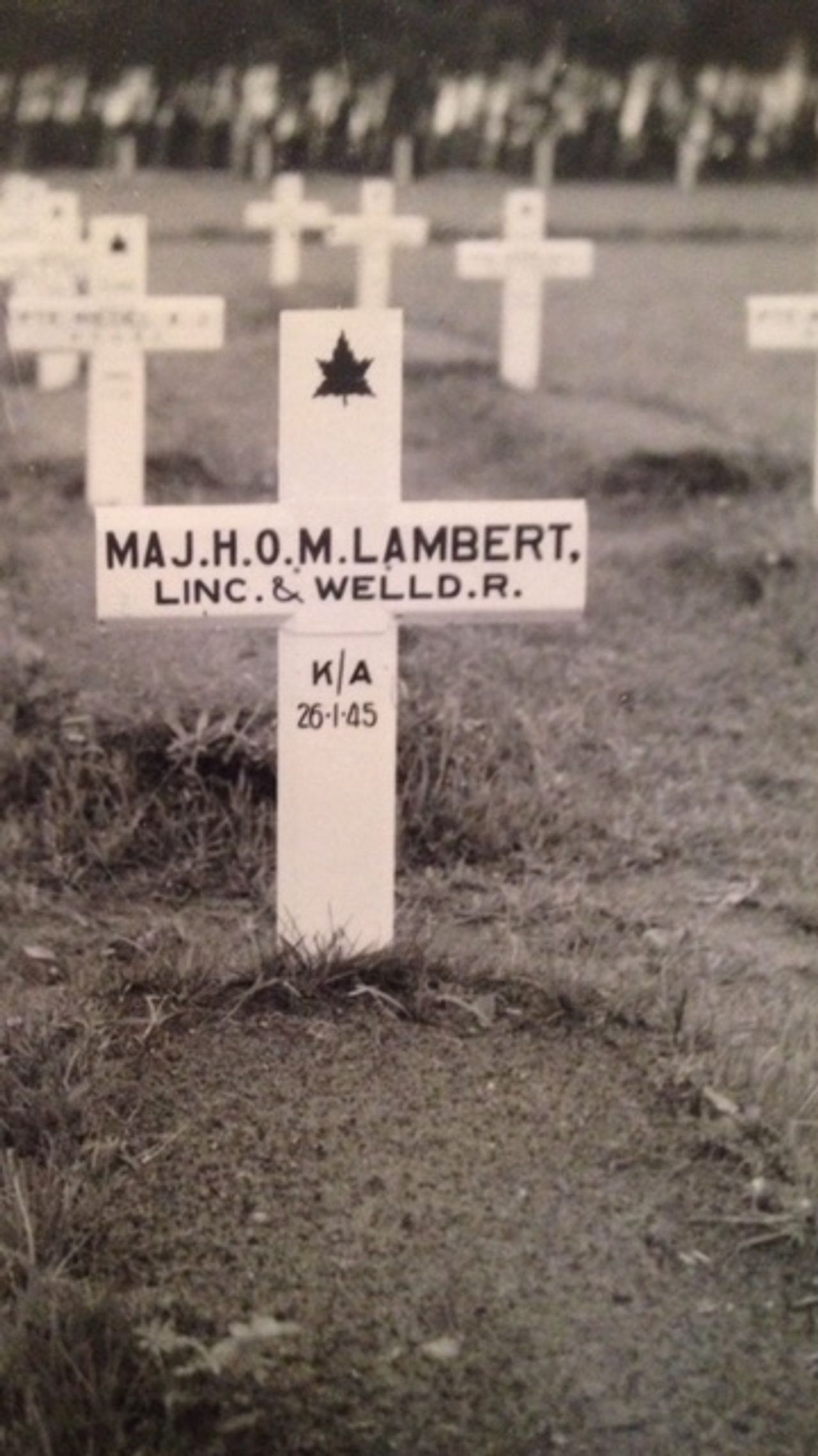 Het oorspronkelijke graf met kruis voor majoor Lambert op het Canadees ereveld in Bergen op Zoom (foto: archief)  
