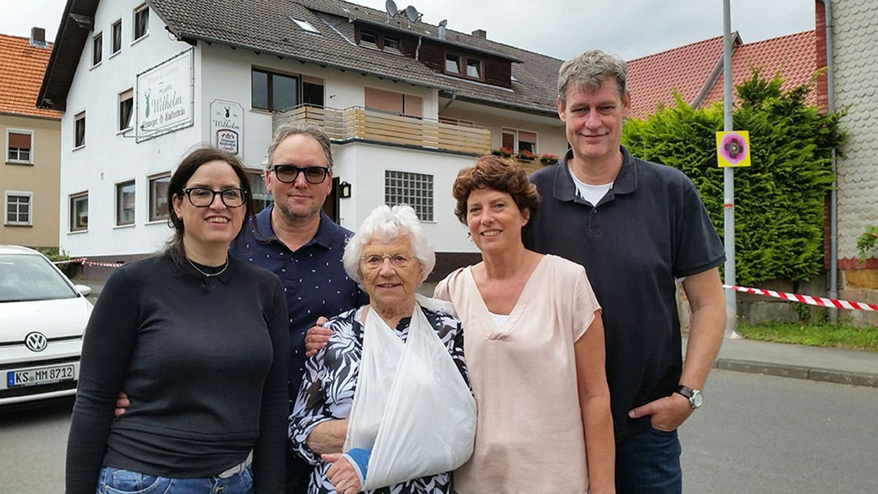 De zussen Petra (links) en Astrid, met hun mannen en moeder. Foto: AVROTROS