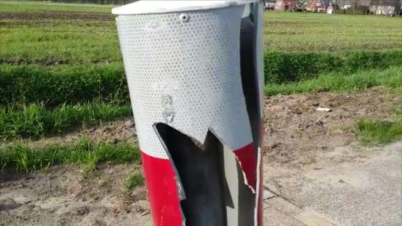 Een van de palen raakte zelfs beschadigd. 