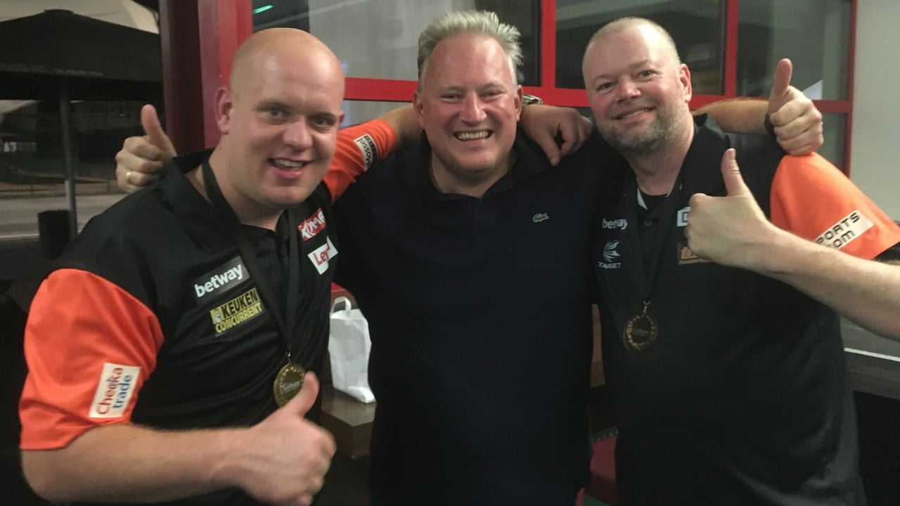 Arjan van der Giessen (midden) met Michael van Gerwen en Raymond van Barneveld.