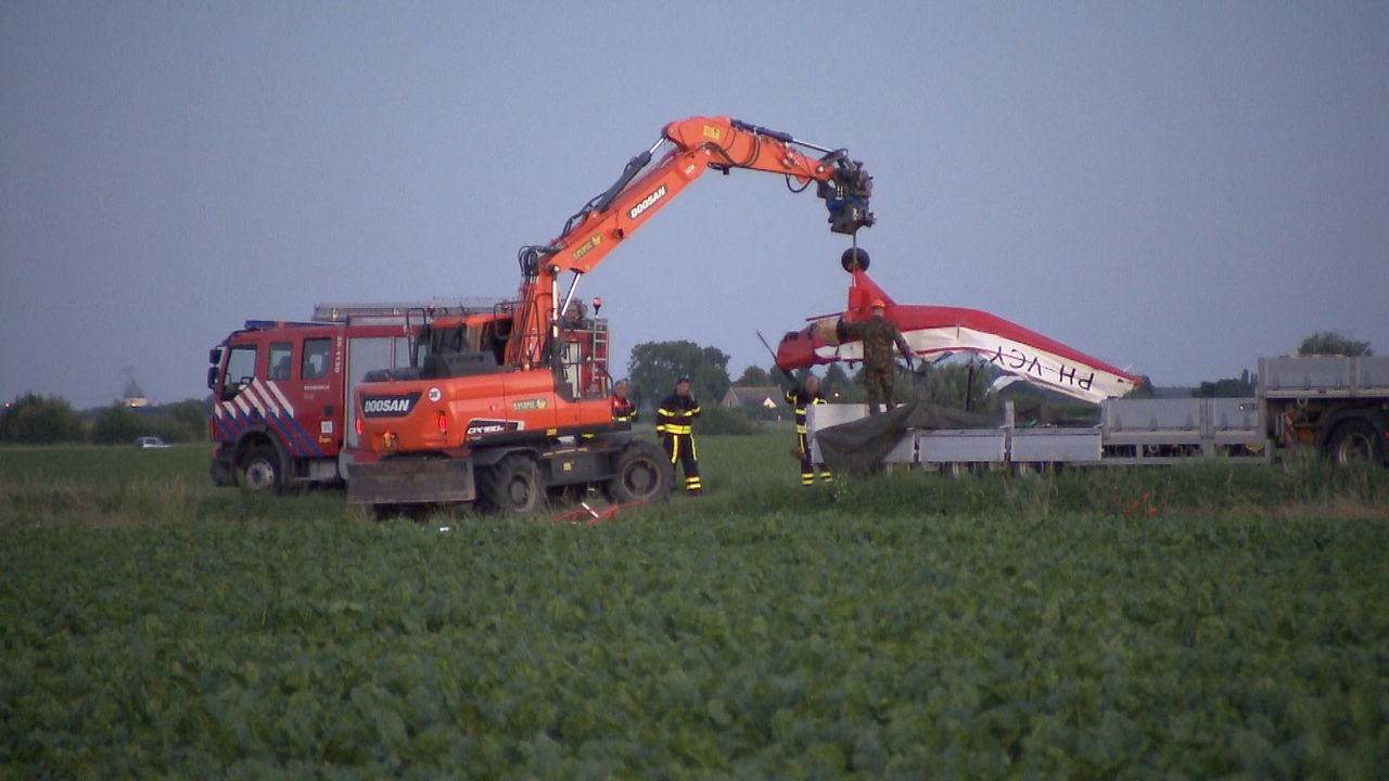 Bergingsdiensten bergen het neergestorte vliegtuig in Oudemolen. (Foto:Remco de Ruiter)