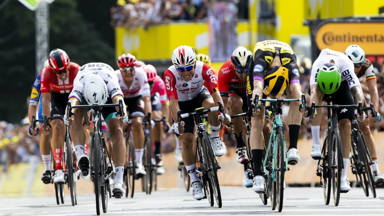 Mike Teunissen (geel-zwart) bleef in de sprint Peter Sagan en Caleb Ewen voor (foto: VI Images).