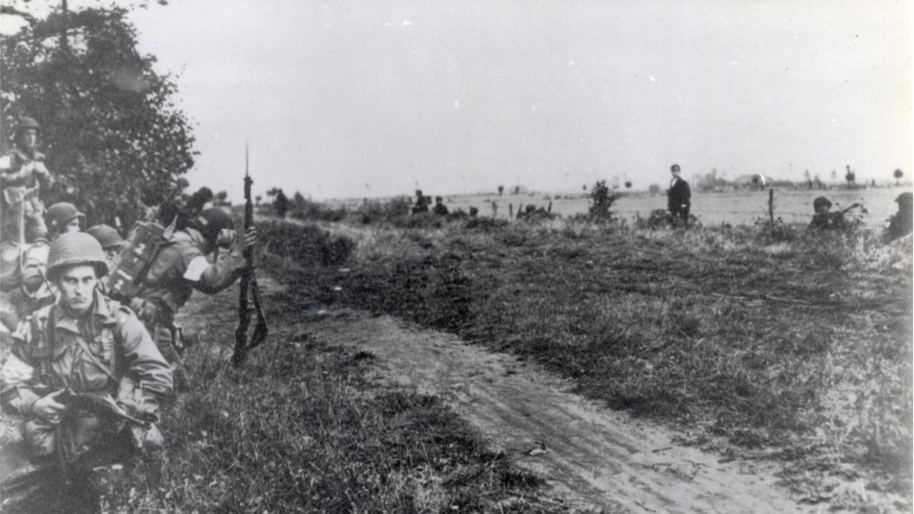 Paratroopers van het 502nd Parachute Infantry Regiment verzamelen zich tussen Son en Best. Foto: NIMH