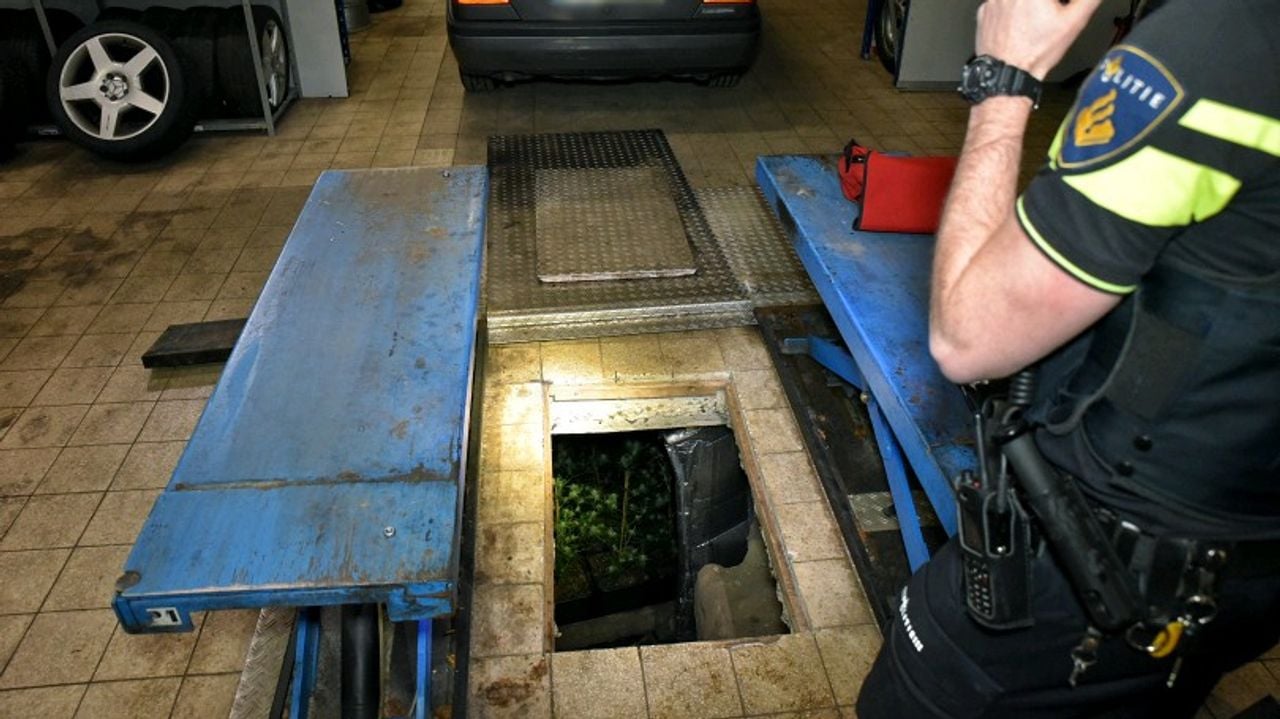 Onder de garagevloer zat een hennepkwekerij. (Foto: Toby de Kort)