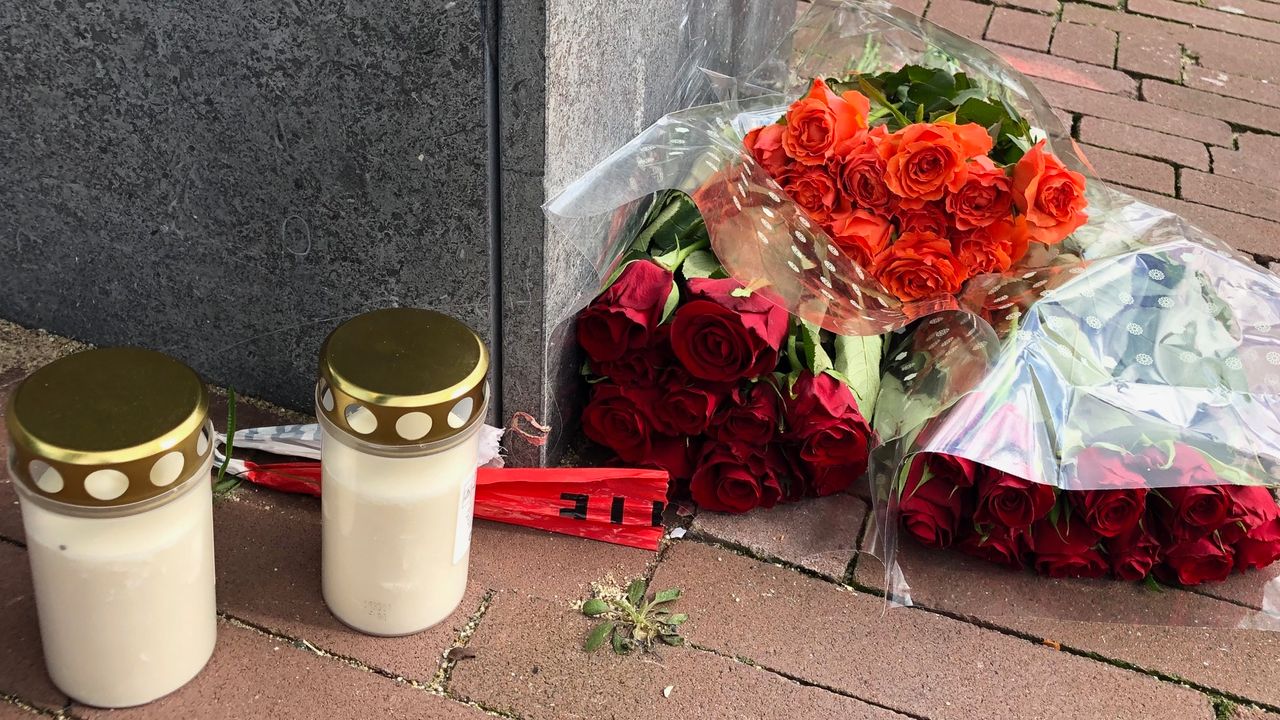 Bloemen bij het appartement van de vermoorde tonprater Frank Schrijen.