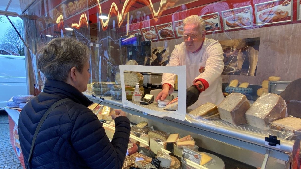 Kaasboer Harold van den Heuvel heeft sinds gisteren ook een plastic scherm