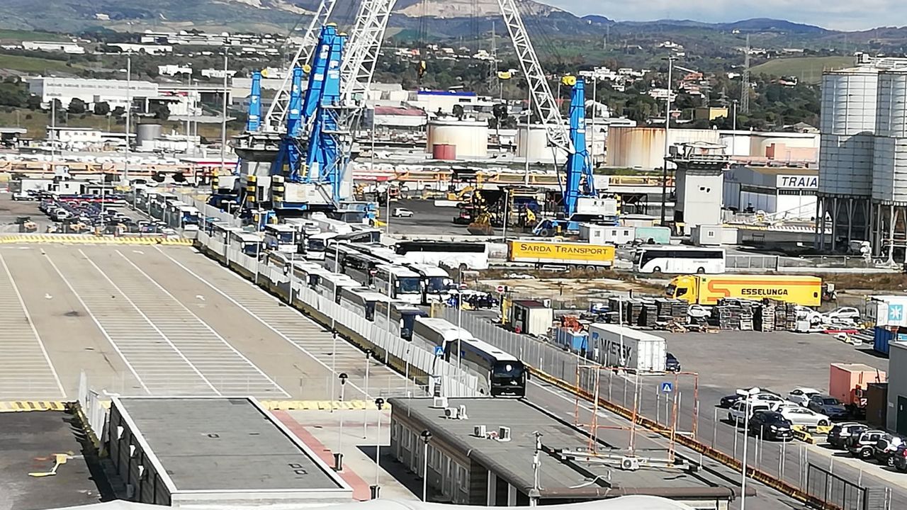 In de haven van Rome staan bussen klaar (foto: Jan Kraus)