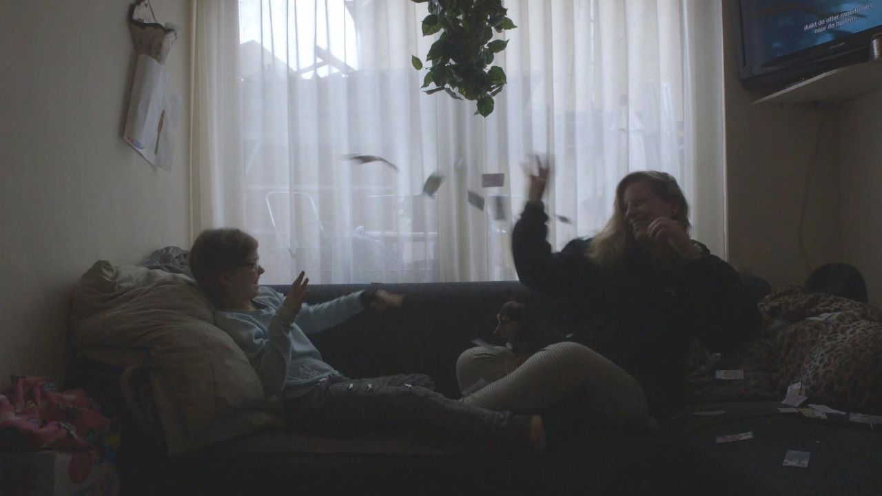 Eline stoeit met jongste dochter Noëlla (foto: Eline van der Kaa).