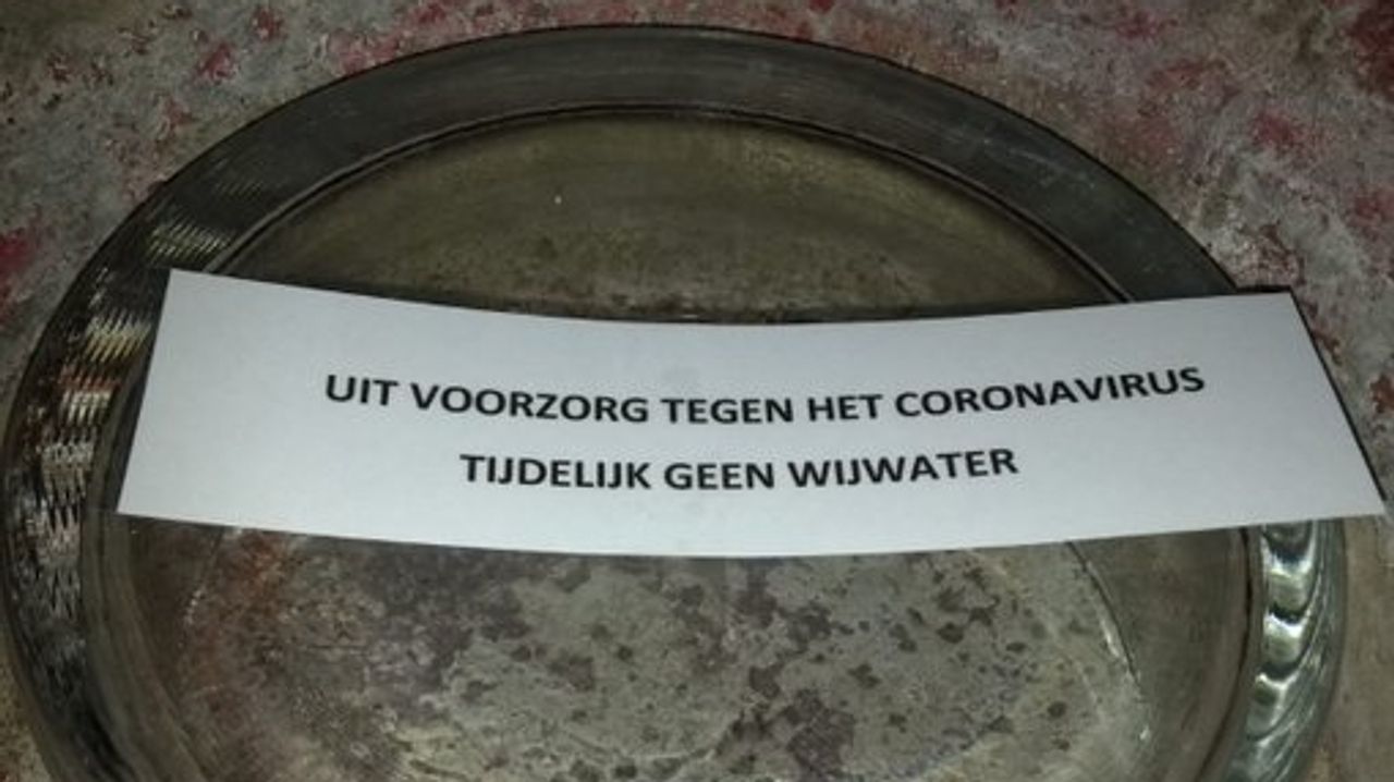 Geen wijwater bij de ingang van de basiliek in Oudenbosch.