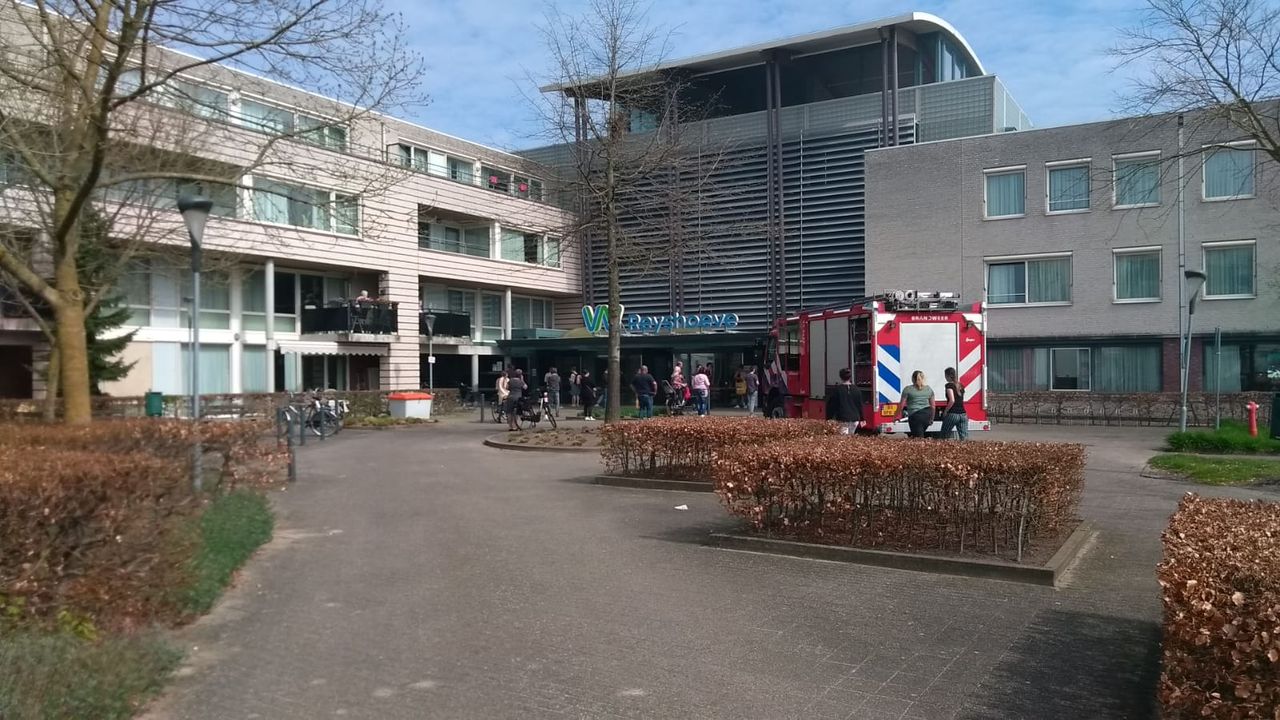 Vrijwillegers staan buiten voor de Reyshoeve. (Foto: Agnes van der Straaten)
