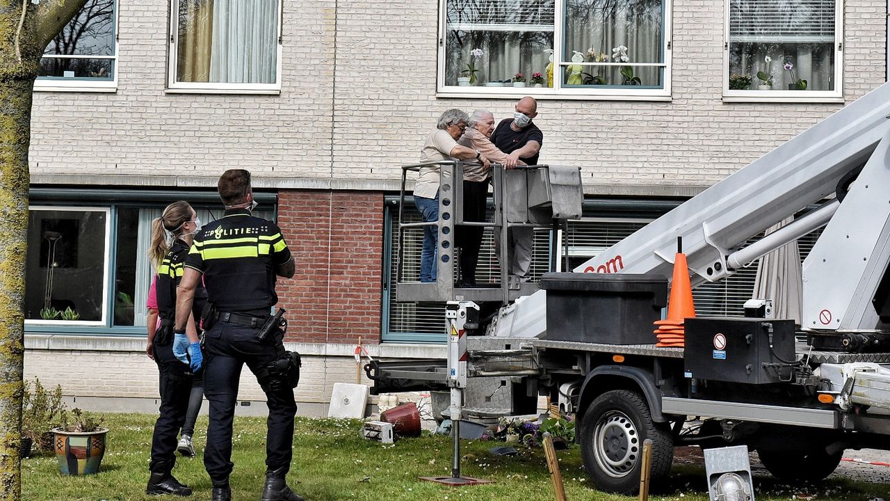 Bewoners worden in veiligheid gebracht. (Foto: Toby de Kort / SQ Vision)