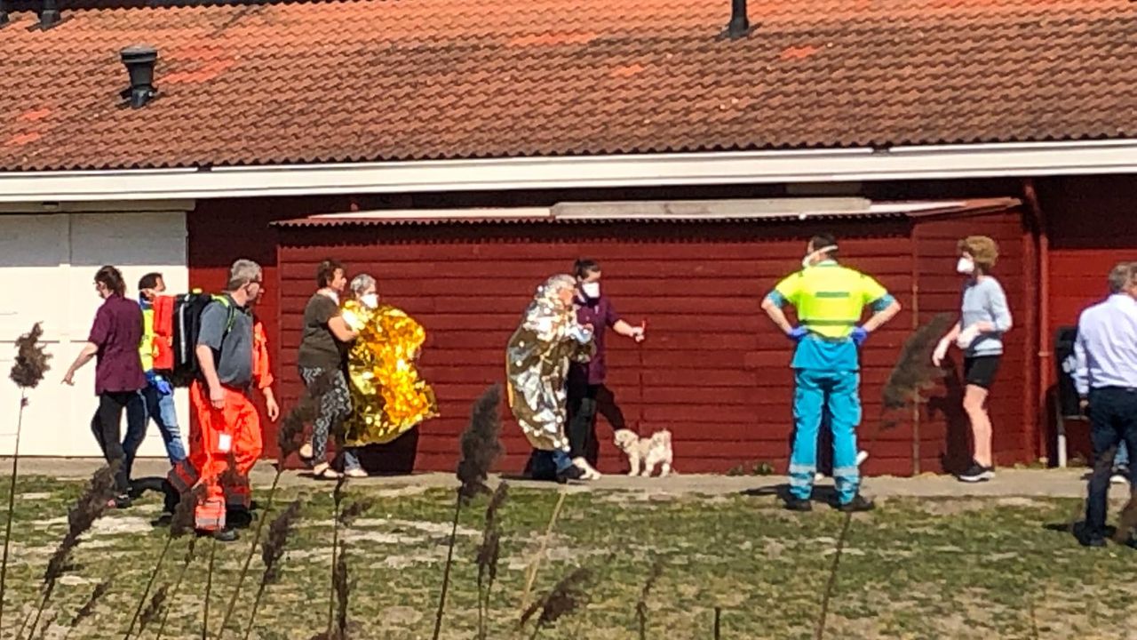 Bewoners bij het nabijgelegen scoutingsgebouw. (Foto: Tom van den Oetelaar)