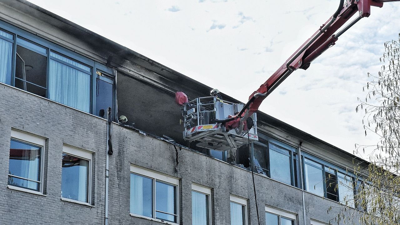 De brand is onder controle. (Foto: Toby de Kort / SQ Vision)