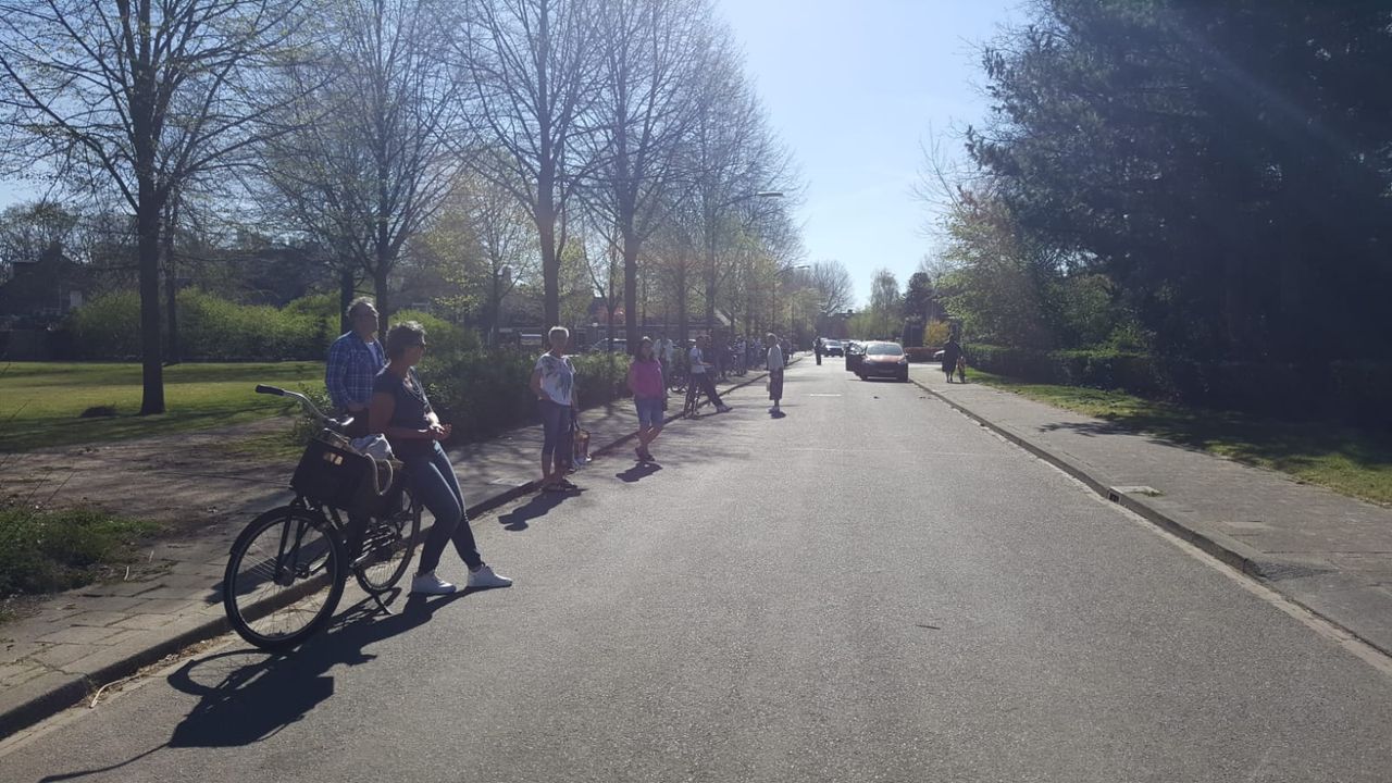 Keurig in de rij voor asperges in Waalre (foto: Petra Booms).