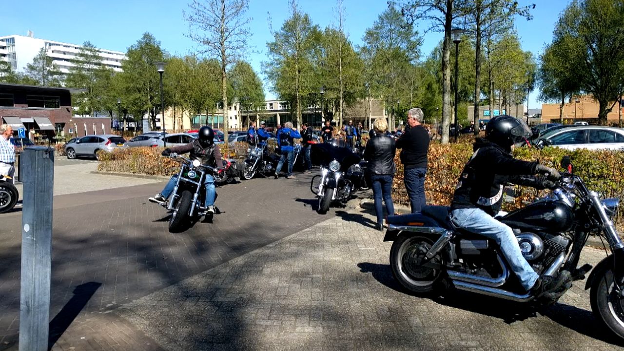 Onder luid applaus werd de witte kist die op een pick-up langs de erehaag gereden