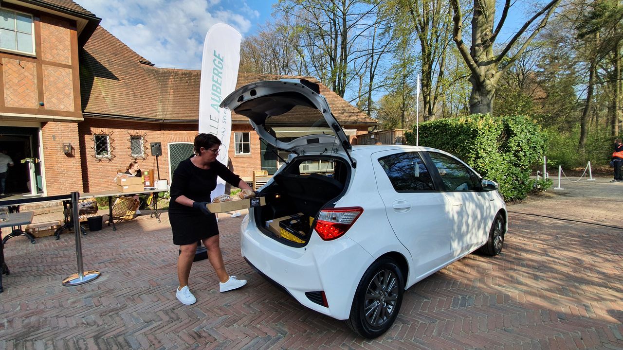 Mensen zijn blij met hun verzorgde paasontbijt (foto: Collin Beijk).