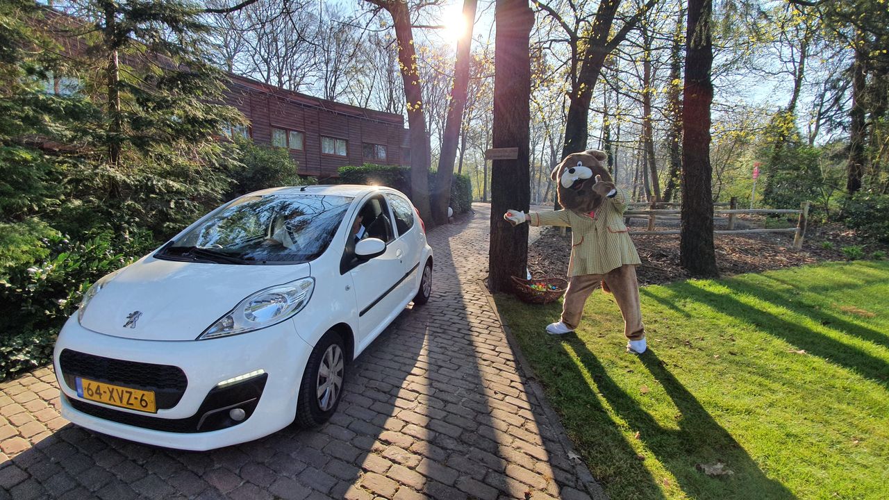 Een paashaas deelde chocolade eitjes uit (foto: Collin Beijk)