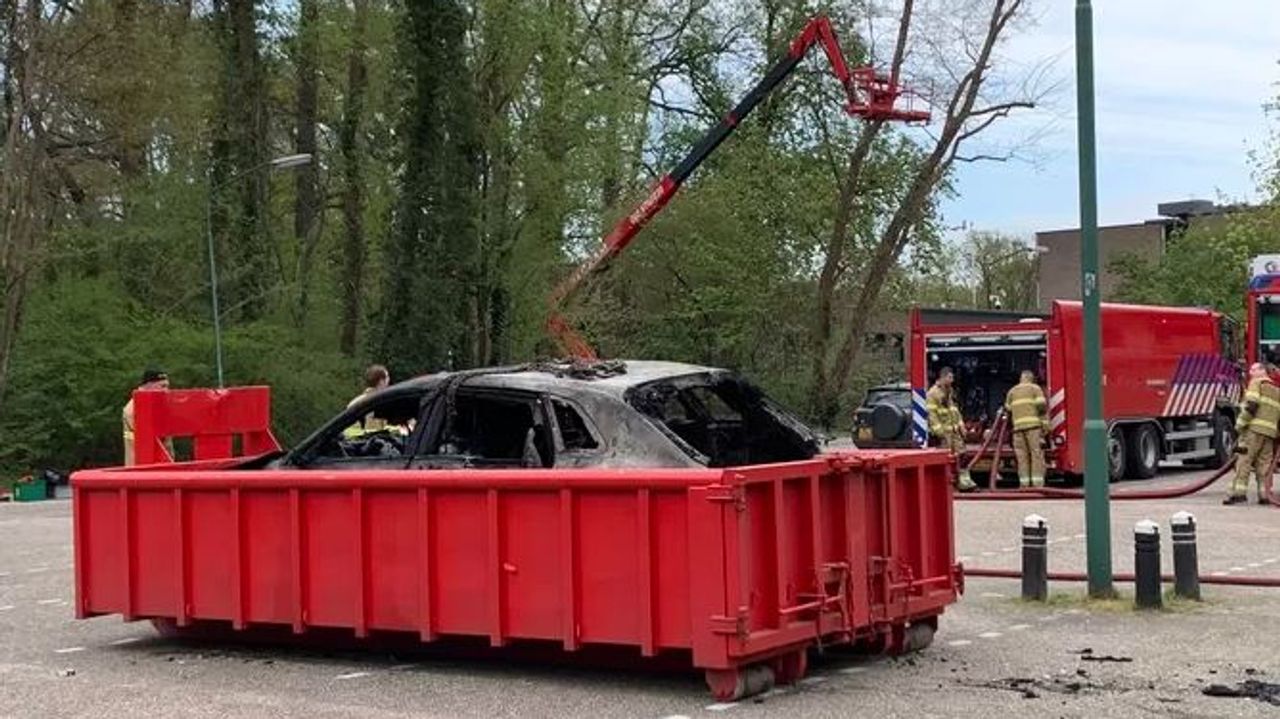 De auto is in een dompelbak gelegd. (Foto: Bart Meesters)
