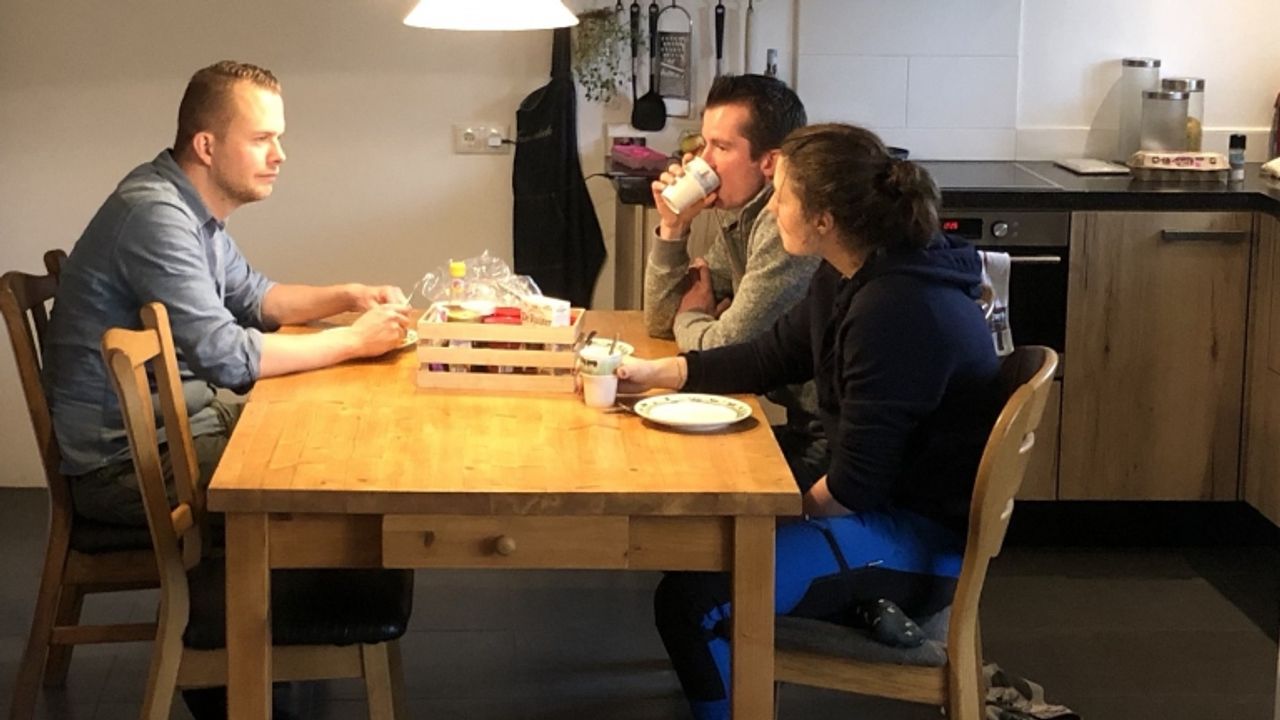 Annemiek aan tafel met Jelte en Erik. (Foto: KRO-NCRV)