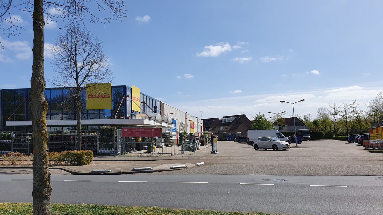 14:00 Slechts een paar klanten brengen een bezoek aan de Praxis in ’s-Hertogenbosch. (Foto: Lola Zopfi)