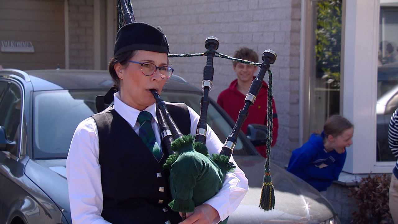 Doedelzakspeelster Silvia Debie voor het huis van Jan en Nelly.