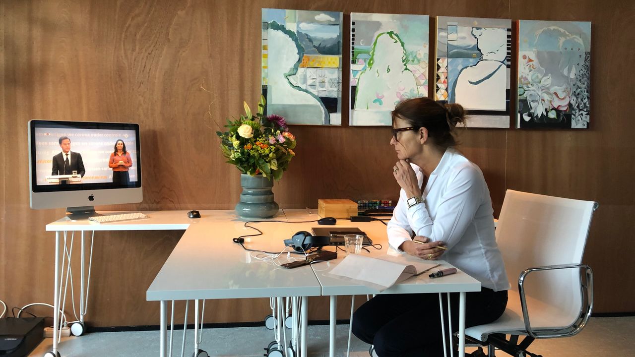Edith van Montfort bekijkt de persconferentie van premier Rutte.