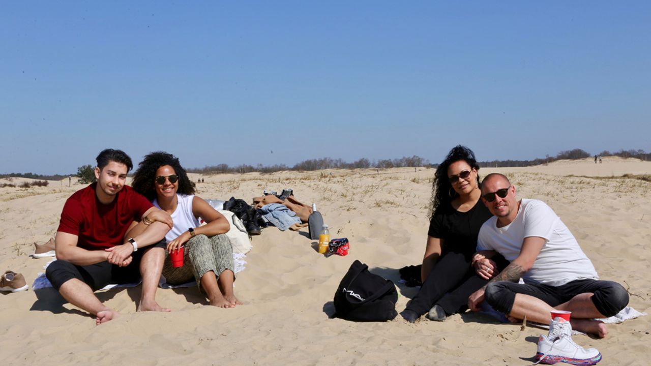 Op anderhalve meter afstand in de Drunense Duinen.