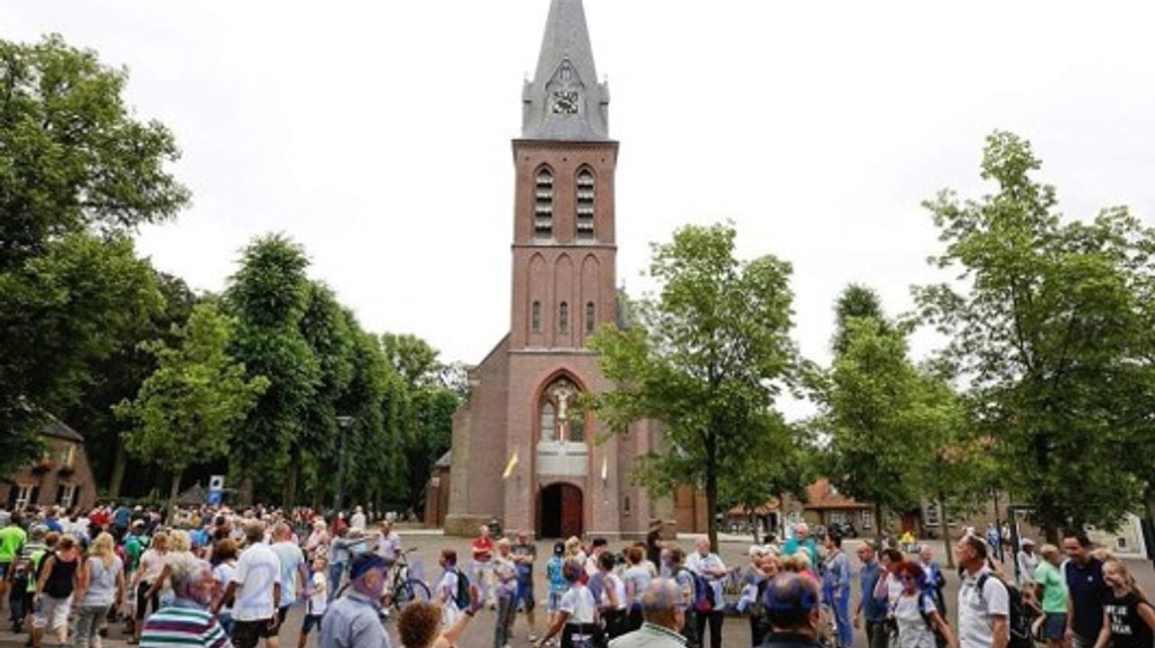 Drukte voor de Kerk in Handel waar de processie jaarlijks voorbij komt. (Foto:Piet Hubers)