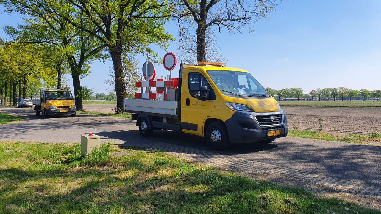 De gemeente zet de omgeving van de door corona getroffen houderijen af voor.