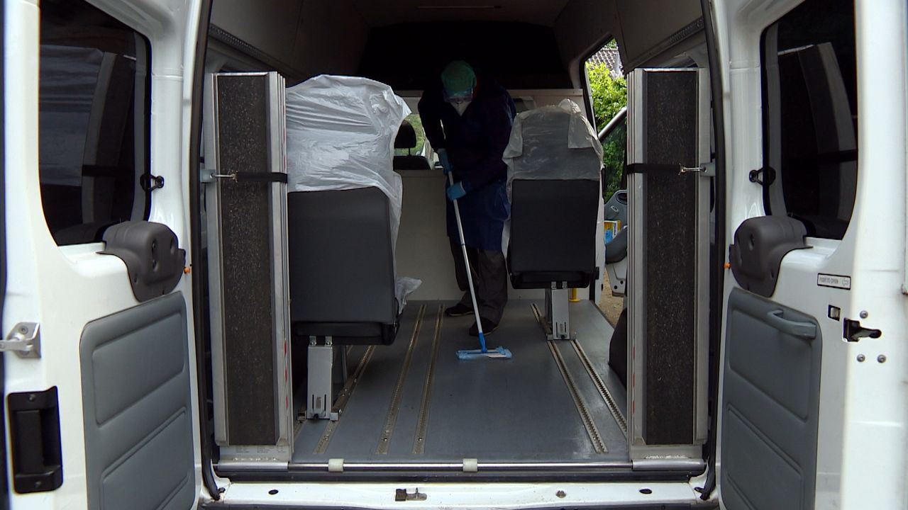 De bus wordt na elke rit helemaal ontsmet.