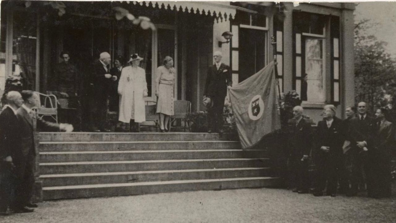 De trappen van Anneville met de koningin (foto: erfgoedweg Breda)