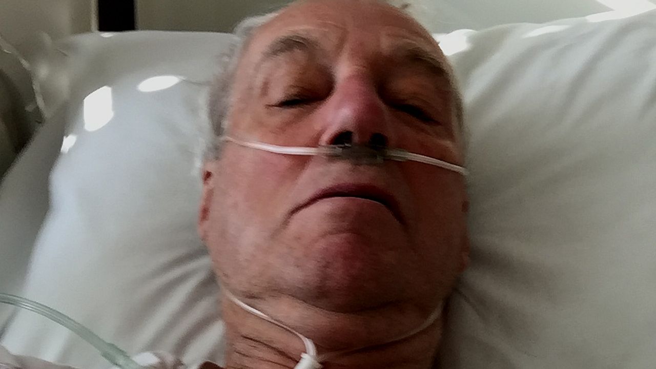 Pieter Rijnbeek (74) krijgt extra zuurstof toegediend in het ziekenhuis.