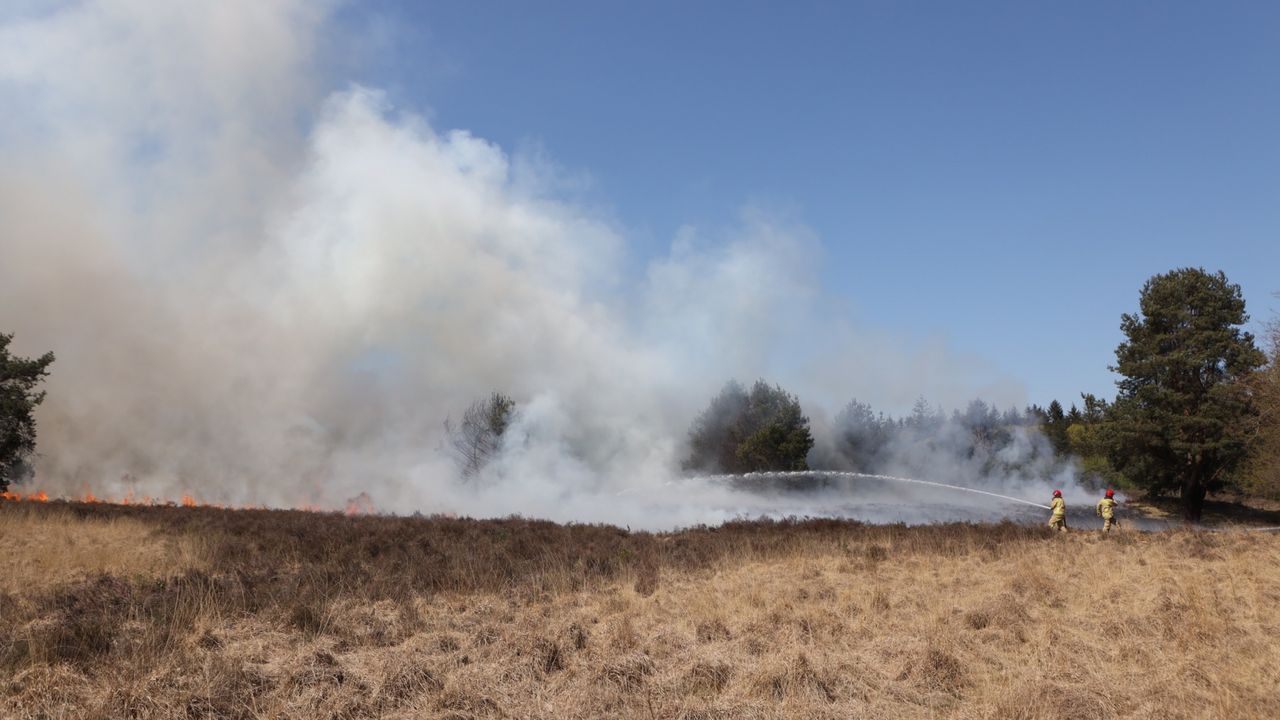 Bij de brand aan de Bestseweg in Son komt veel rook vrij (foto: Sander van Gils/SQ Vision).