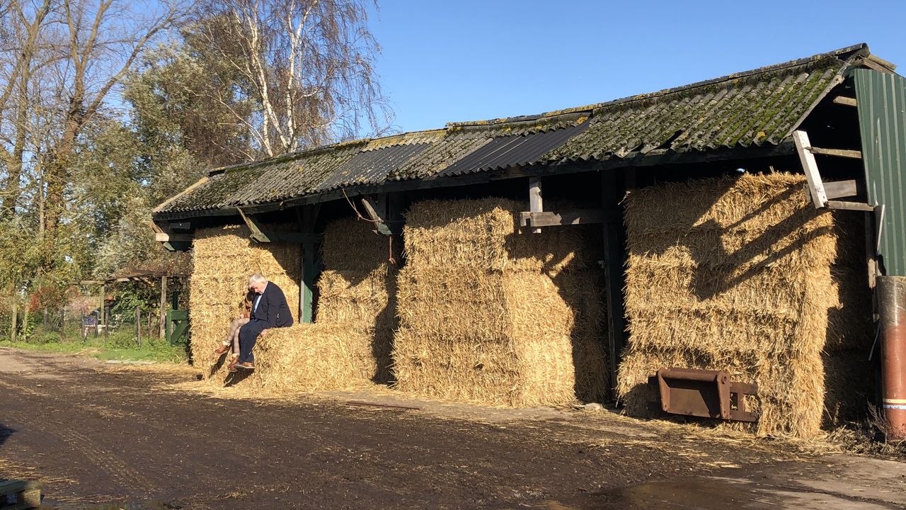Boer Geert-Jan heeft het er moeilijk mee: wie van zijn twee prinsessen mag blijven? (foto: KRO-NCRV