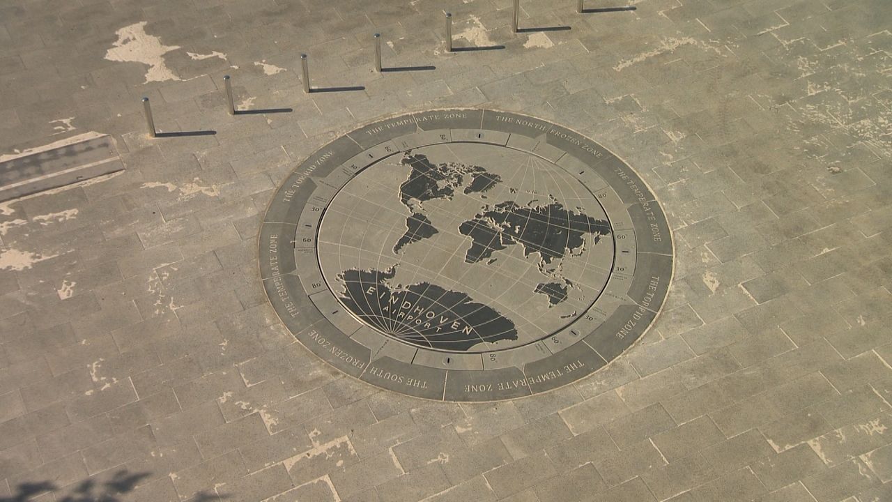 De wereldbol in steen bij Eindhoven Airport.