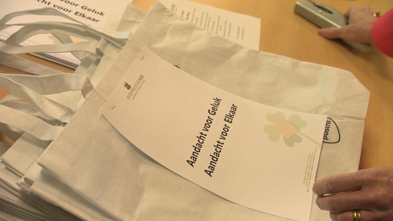 Karin Cornelissen vult tasjes met spullen die verveling tegen moeten gaan.